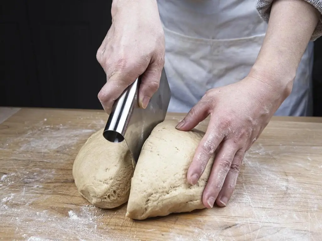 Teigkarte beim Teilen von Brotteig – wichtiges Brotback-Werkzeug