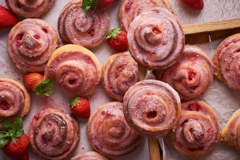 erdbeerschnecken mit frischen erdbeeren hero