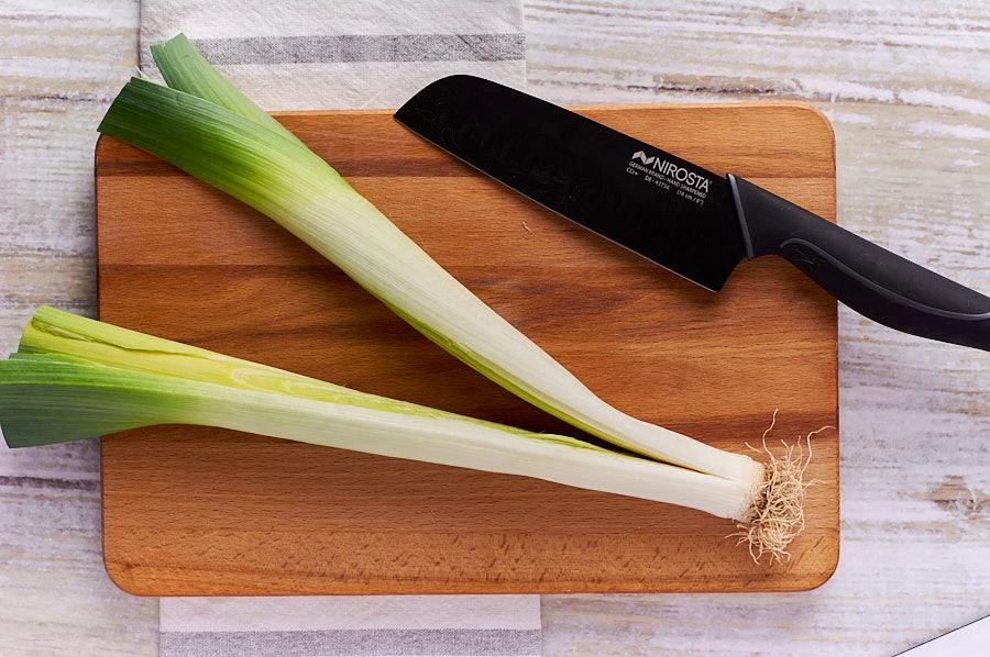 Frischen Lauch gründlich waschen – wichtige Vorbereitung für eine aromatische Lauchcremesuppe.