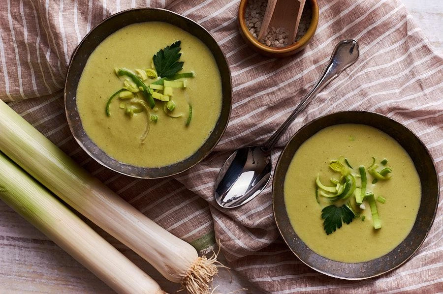 Lauchcremesuppe mit Kartoffeln in mehreren Schalen serviert – klassisches Rezept für kalte Tage.
