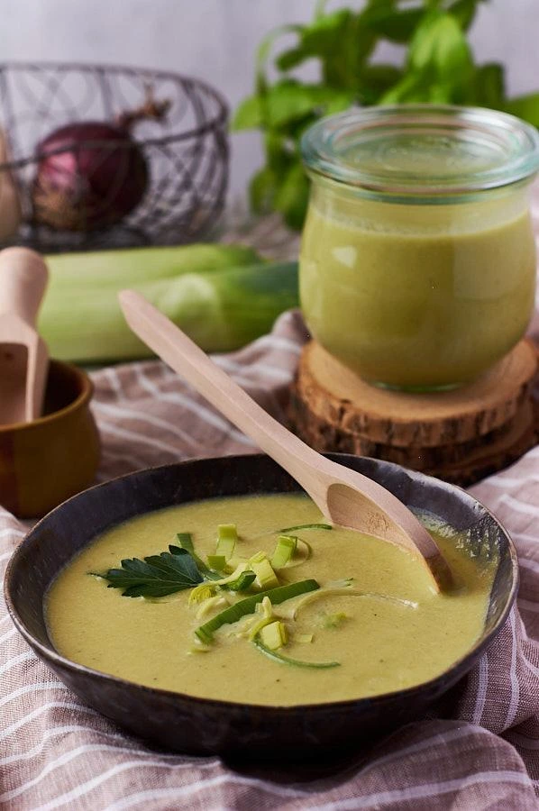 Lauchsuppe im Glas und in einer Schale serviert – schnelles vegetarisches Porree-Suppenrezept mit Sahne.