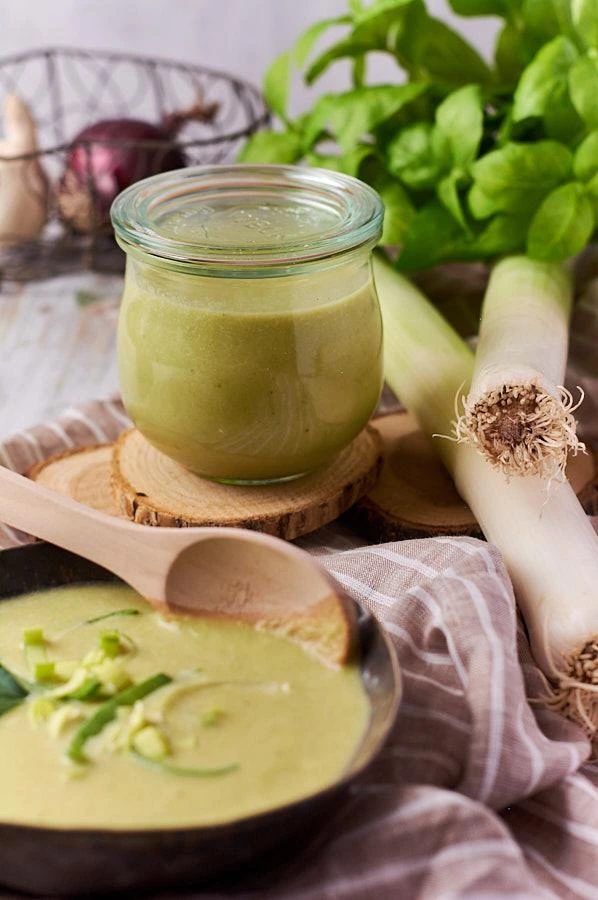 Cremige Lauchsuppe mit Holzlöffel serviert – vegetarisches Rezept mit wenigen Zutaten.