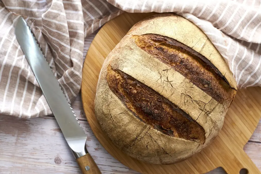 Sauerteigbrot für Anfänger mit Einschnitt und knuspriger Kruste