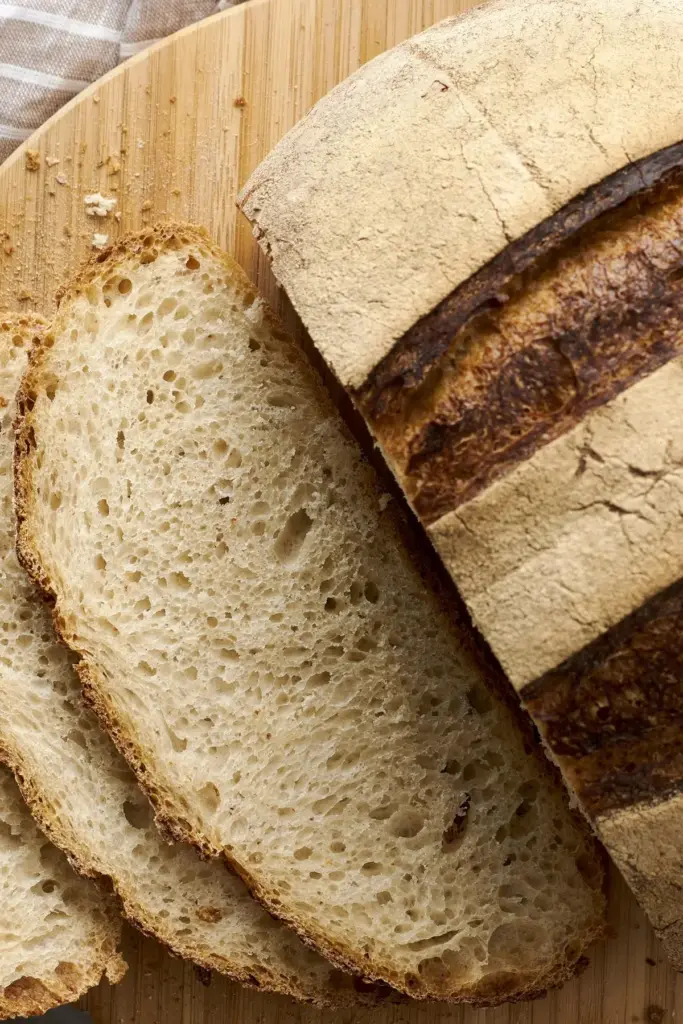 Sauerteigbrot Scheiben aufgefächert mit saftiger Krume
