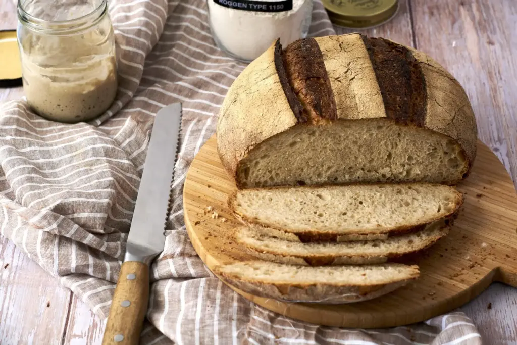 Sauerteigbrot komplett angeschnitten mit Scheiben