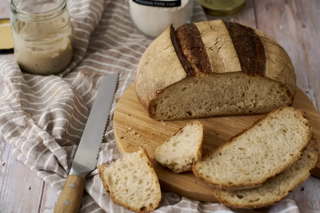 Erstes Sauerteigbrot mit Längseinschnitt und Kruste