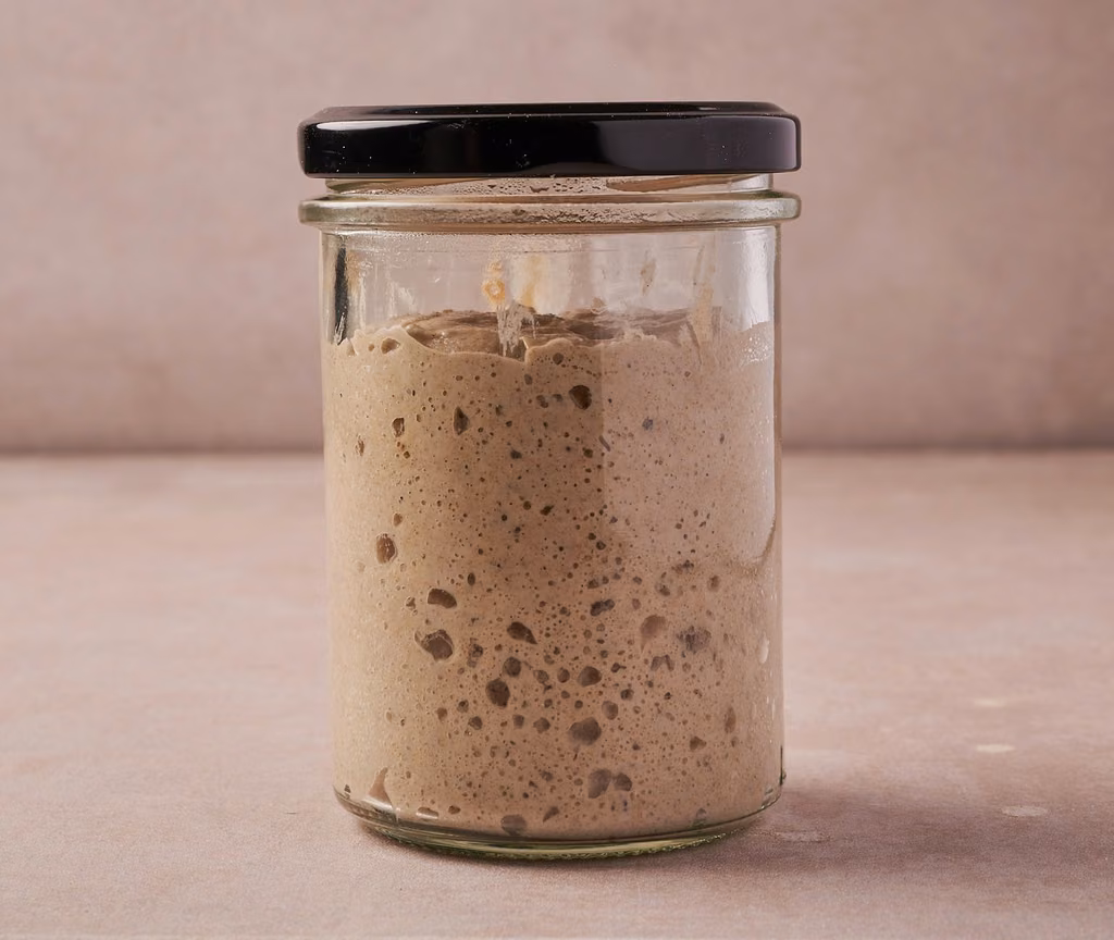 Fittes Roggen-Anstellgut im Glas, gleichmäßig von Blasen durchzogen