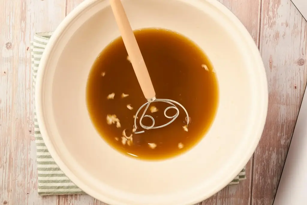 Hefe und Zuckerrübensirup in warmem Wasser auflösen für einfaches Roggenbrot ohne Kneten