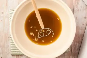 Hefe und Zuckerrübensirup in warmem Wasser auflösen für einfaches Roggenbrot ohne Kneten