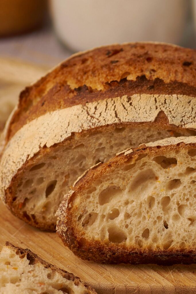 Angeschnittenes Emmer-Brot mit knuspriger Kruste und saftiger Krume