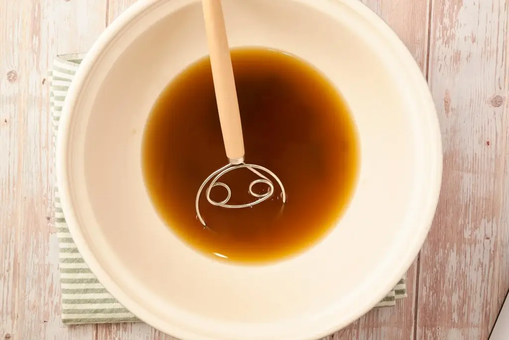 Sauerteig-Anstellgut in Wassermischung einrühren für Roggenmischbrot ohne Kneten