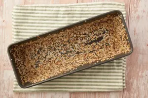 Kastenform mit Sesam beschichten für Roggenmischbrot aus der Form