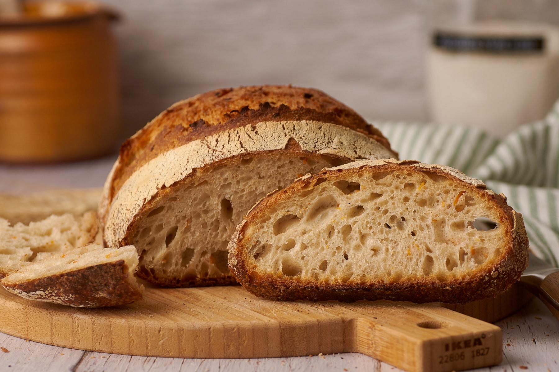 Emmer-Dinkel-Karotten-Brot in Scheiben – saftige Krume mit Karottenstückchen