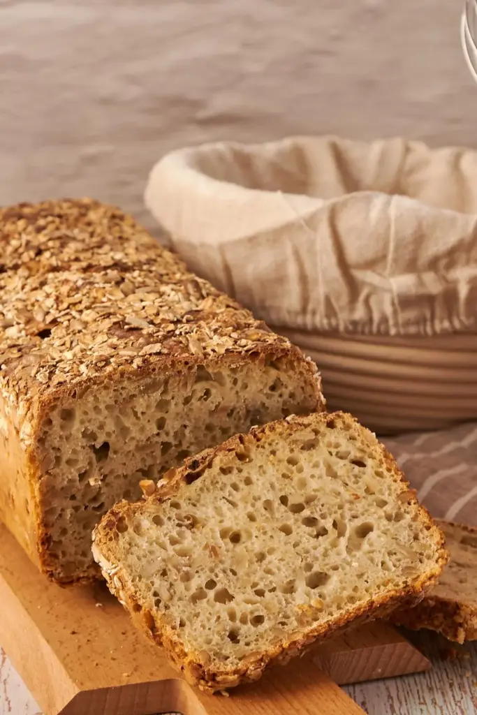 No-Knead Dinkelbrot angeschnitten mit saftiger Krume und Sonnenblumenkernen