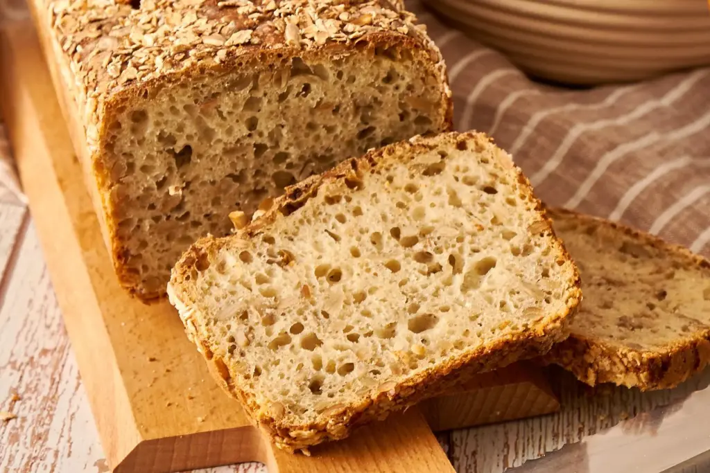 No-Knead Dinkelbrot Krume im Detail mit lockerer Struktur