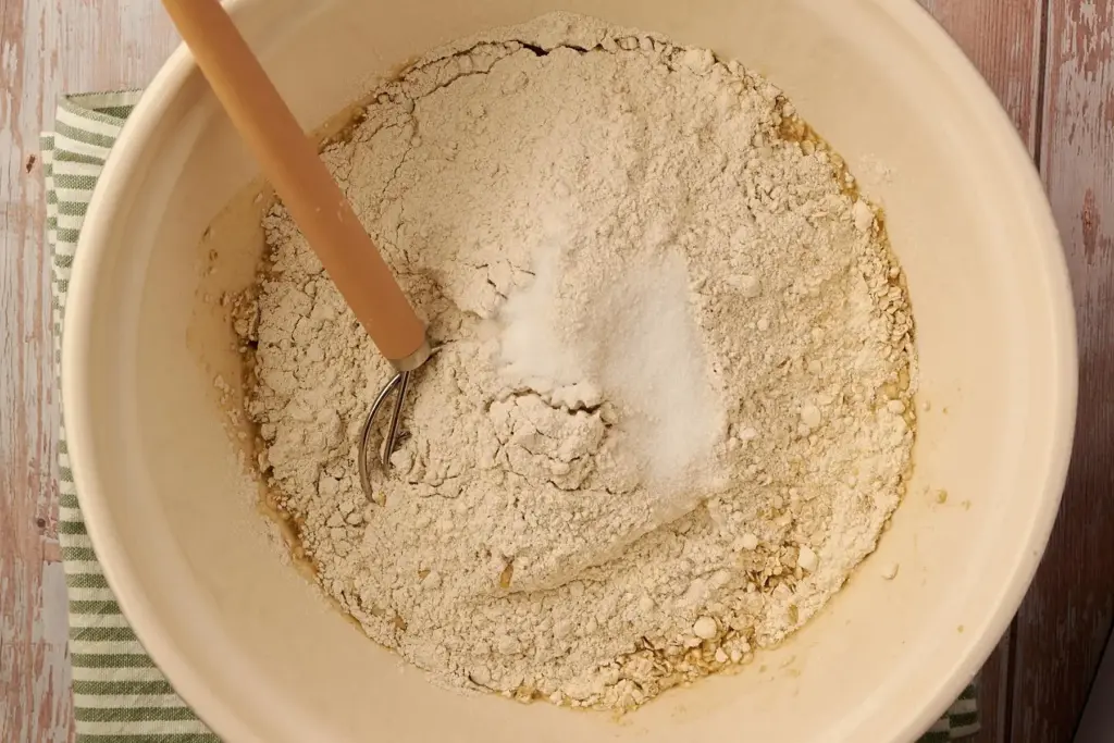 Roggenmehl, Dinkelmehl und Haferflocken für No-Knead Roggenmischbrot mischen