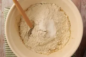 Roggenmehl, Dinkelmehl und Haferflocken für No-Knead Roggenmischbrot mischen