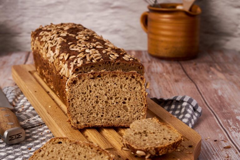 roggenmischbrot anstellgut messer holzbrett