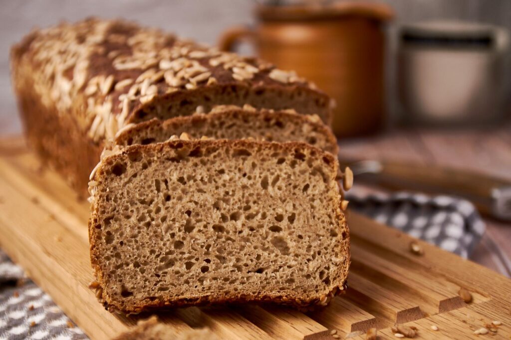 Saftige poröse Krume vom Roggenmischbrot ohne Kneten – Nahaufnahme