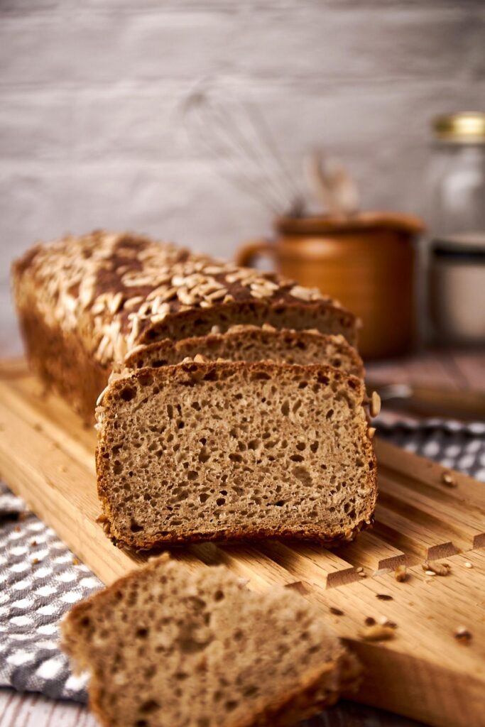 Roggenmischbrot hochkant mit Sesam-Kruste und saftiger Krume ohne Kneten gebacken