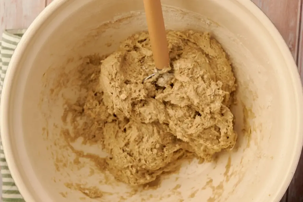 Roggenmischbrot-Teig mit Holzlöffel zusammenrühren ohne Kneten