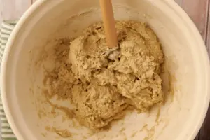 Roggenmischbrot-Teig mit Holzlöffel zusammenrühren ohne Kneten