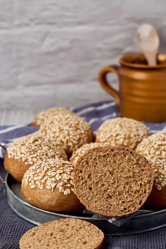 Aufgeschnittene Dinkel-Vollkornbrötchen mit Haferflocken, Detail der saftigen nussigen Krume