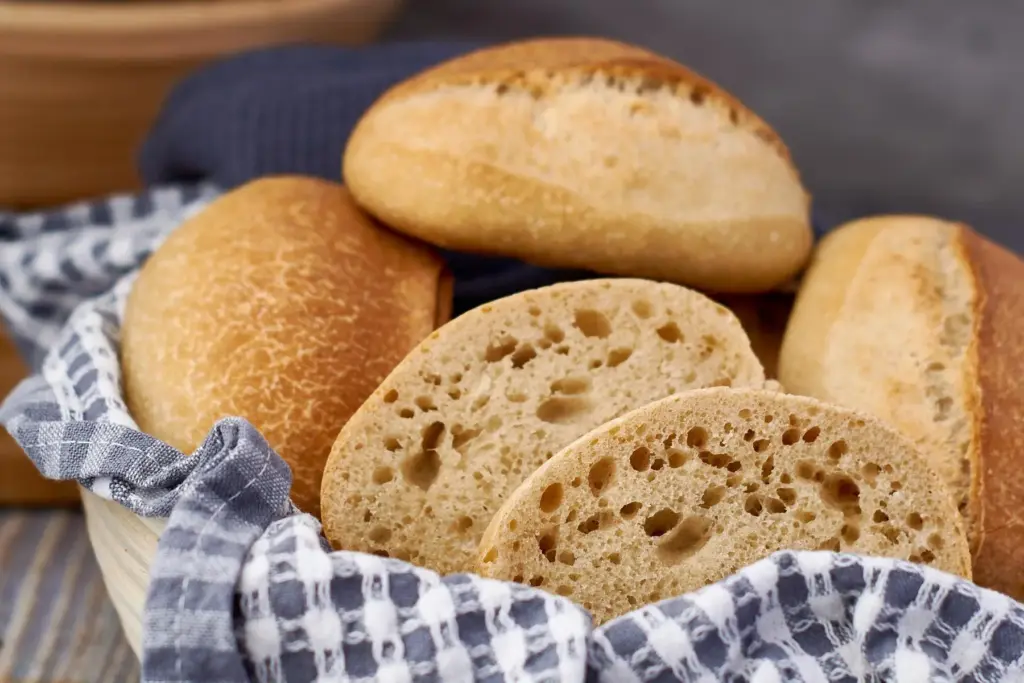 Detailansicht Sonntagsbrötchen mit perfekter Porung, zwei aufgeschnittene Hälften zeigen gleichmäßige luftige Krume