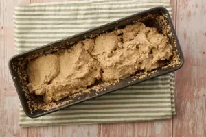 Weichen Roggenbrot-Teig ohne Kneten in Kastenform füllen