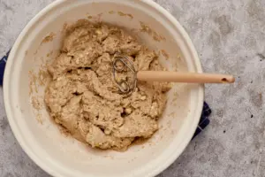 Teigling für saftiges Dinkelvollkornbrot mit Sauerteig in Kastenform vor dem Bestreuen