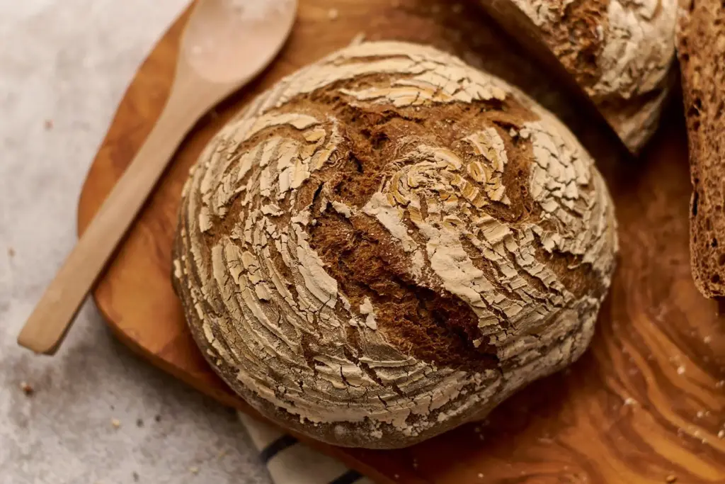 Einfaches Roggenmischbrot mit Sauerteig Rezept – rundes Brot mit rustikaler Kruste auf Holzbrett