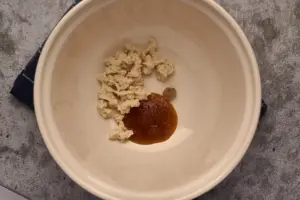 Honig-Wasser-Mischung für saftiges Dinkelvollkornbrot mit Sauerteig