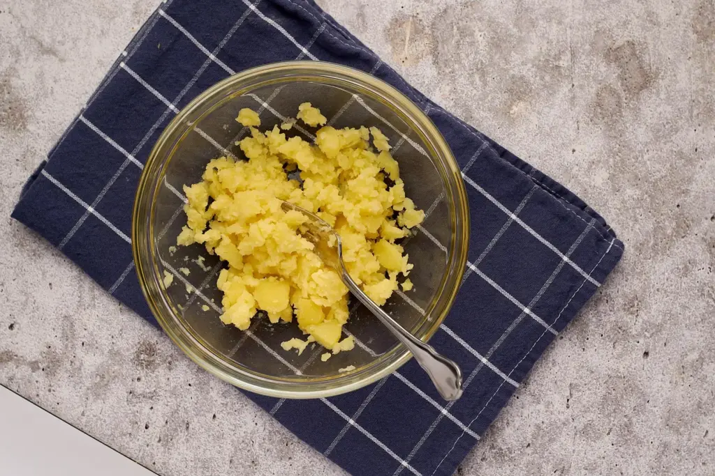 Zerdrückte Kartoffeln für saftiges Dinkelvollkornbrot mit Sauerteig