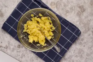 Zerdrückte Kartoffeln für saftiges Dinkelvollkornbrot mit Sauerteig