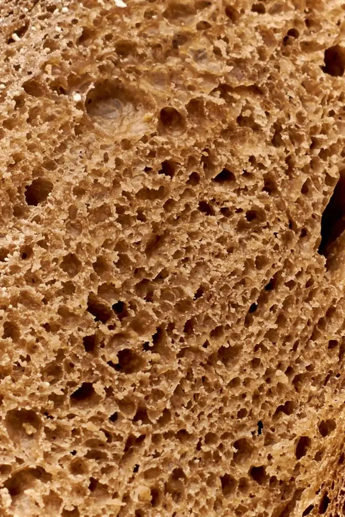 Krumen-Nahaufnahme von saftigem Roggenmischbrot mit Sauerteig – porige Struktur durch lange Teigführung