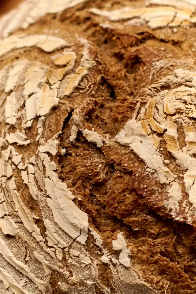Rustikale Kruste vom Roggenmischbrot mit Sauerteig – dunkel durch Röstmalz, bemehlt und aromatisch