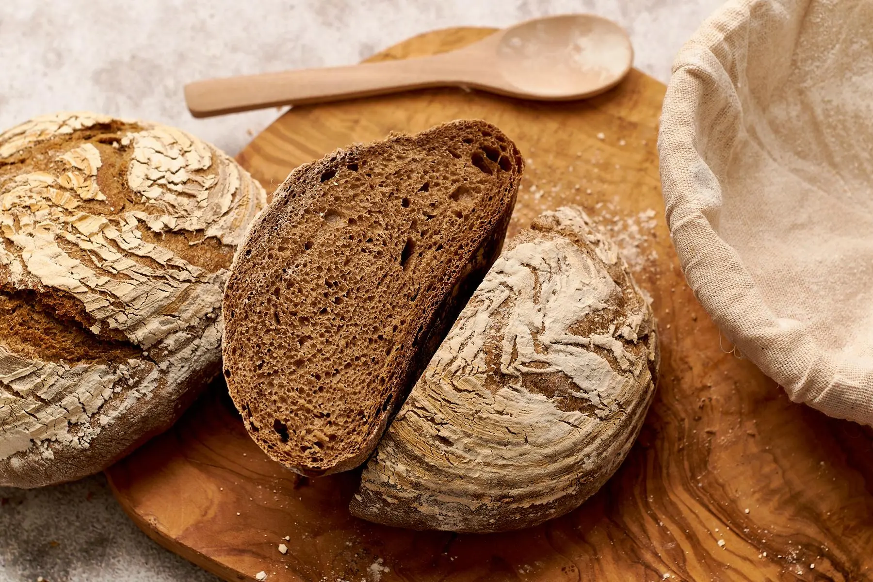 Anschnitt vom einfachen Roggenmischbrot mit Sauerteig Rezept – porige Krume und rustikale Kruste