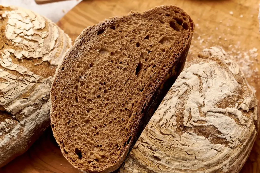 Aufgeschnittenes einfaches Roggenmischbrot mit Sauerteig – saftige Krume und dunkle Kruste