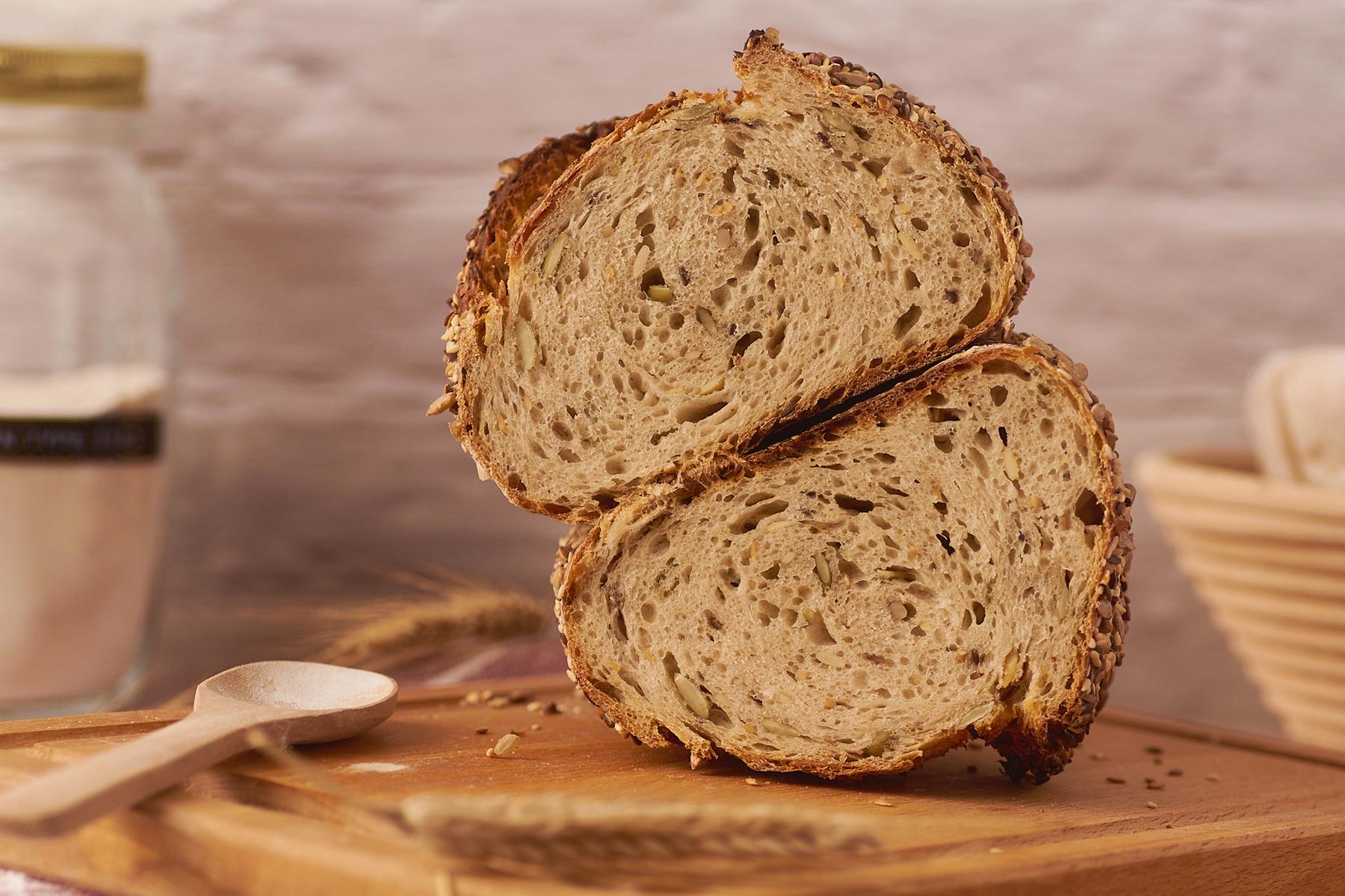 Saatenbrot mit Sauerteig aufgeschnitten, zwei Hälften mit saftiger Krume gestapelt