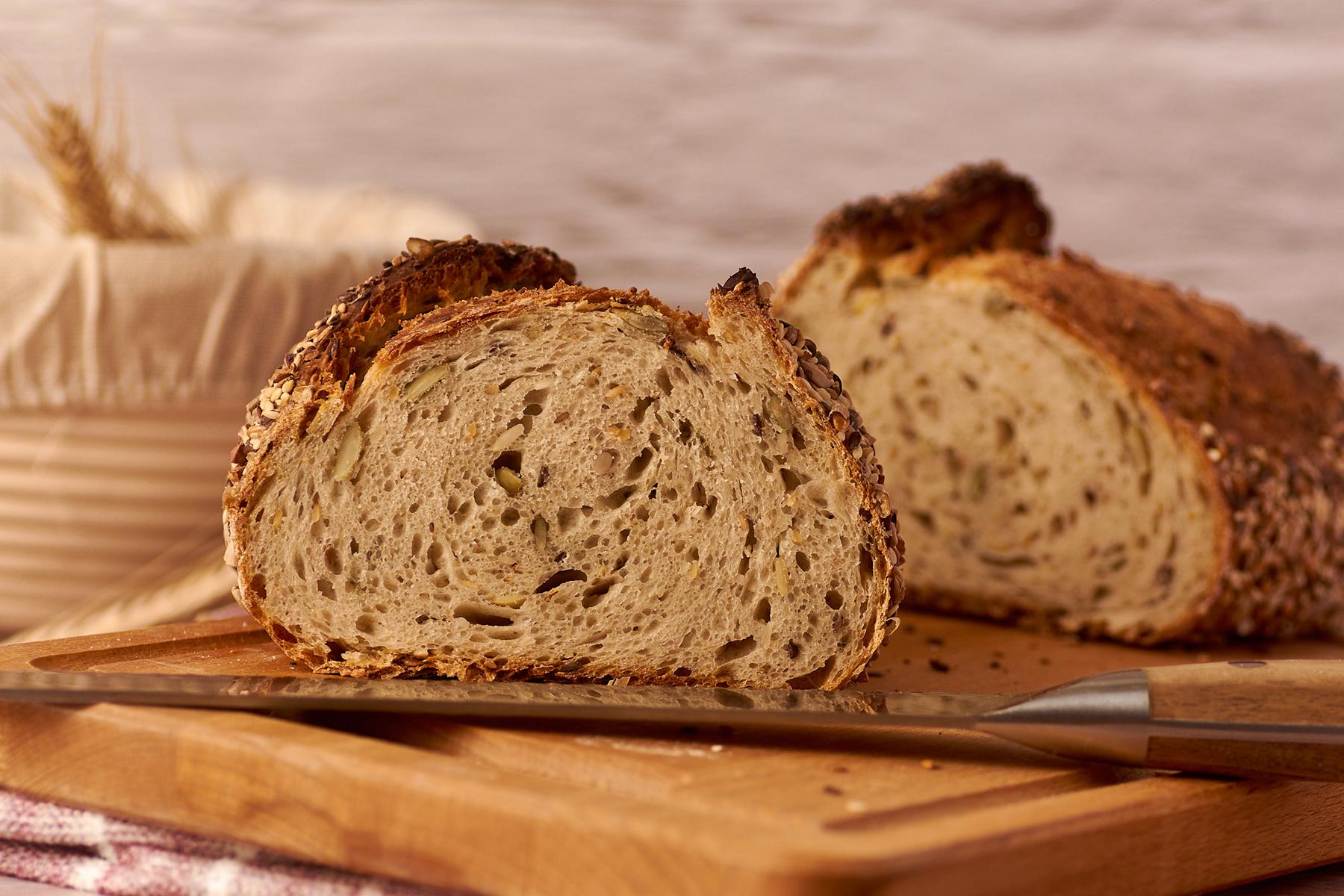 Saatenbrot Anschnitt – feinporige Krume mit Emmer und Kamut, Saatenkruste