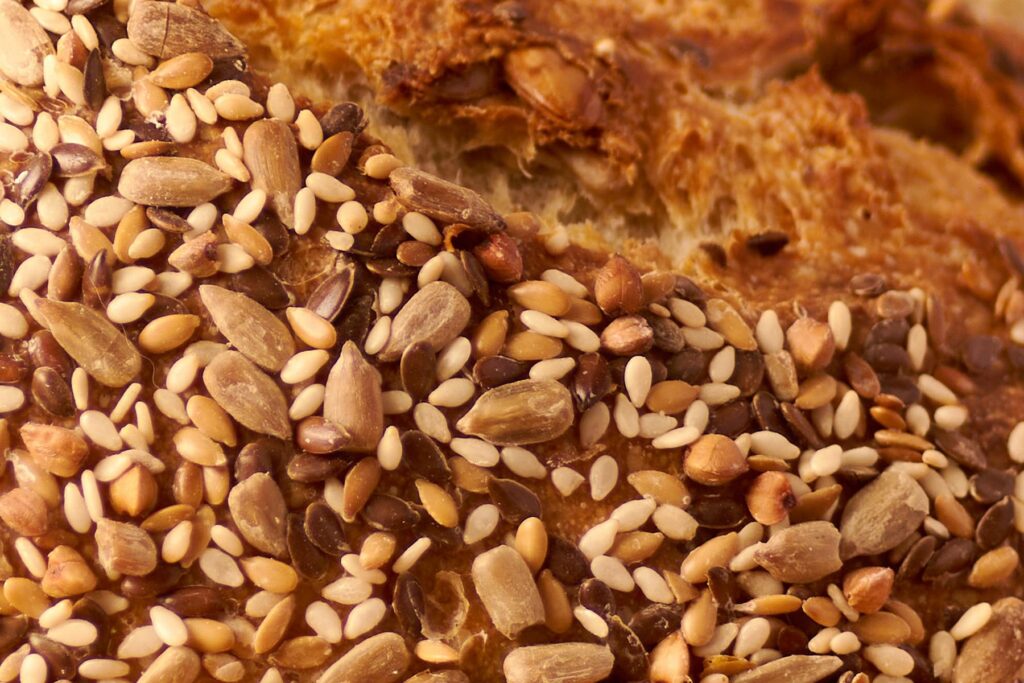 saatenbrot kruste nahaufnahme sesam leinsamen sonnenblumenkerne