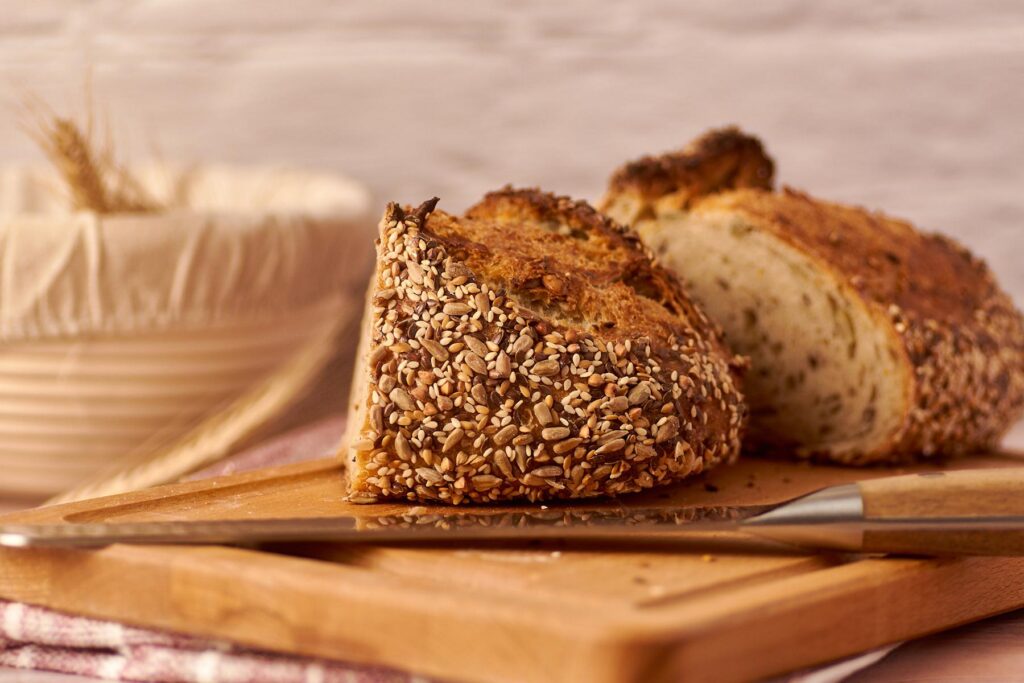 saatenbrot seitenansicht saatenkruste sonnenblumenkerne sesam