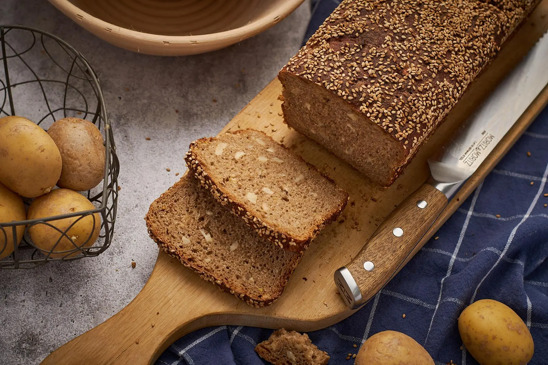 Saftiges Dinkelvollkornbrot mit Sauerteig aufgeschnitten mit Kartoffelstücken in der Krume