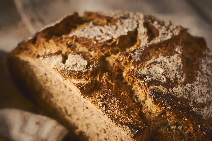 Detailaufnahme der aufgerissenen Kruste vom Limpurger Schrotlaib mit Röstaromen aus dem Brühstück