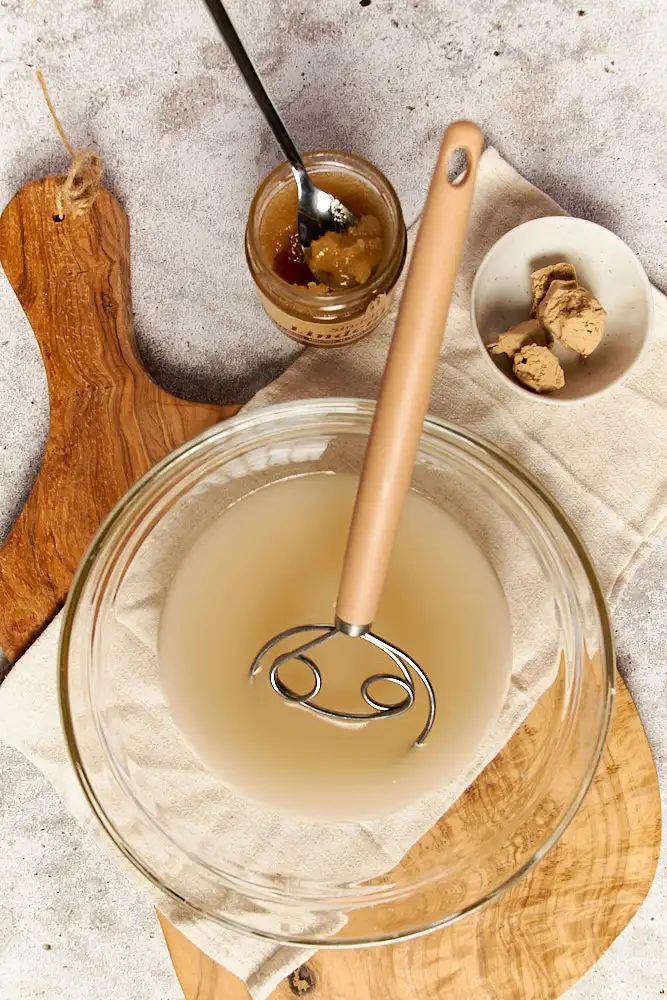 Wurzelbrot Rezept: Hefewasser mit Honig und Frischhefe als erster Schritt