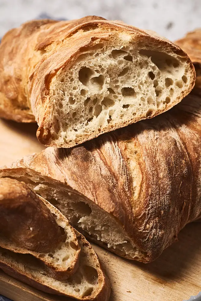 Wurzelbrot Rezept: Nahaufnahme der krossen Kruste und unregelmäßigen Porung