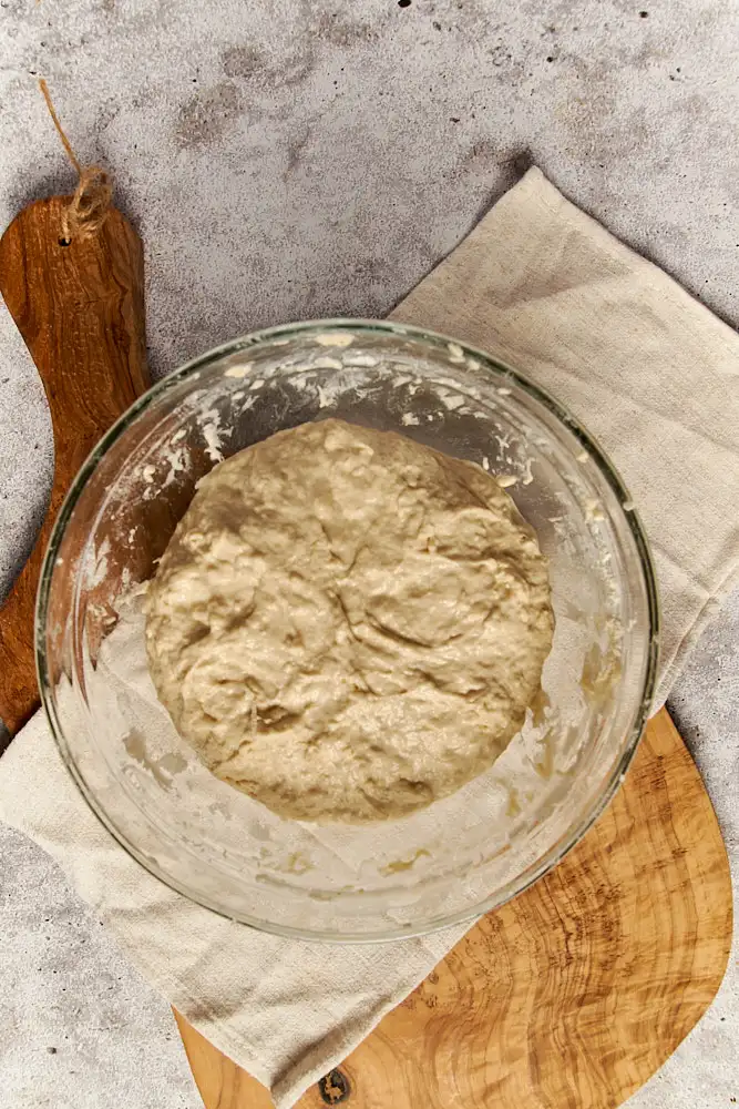 Wurzelbrot Rezept: frisch angerührter Einkornteig in der Schüssel vor der Stockgare