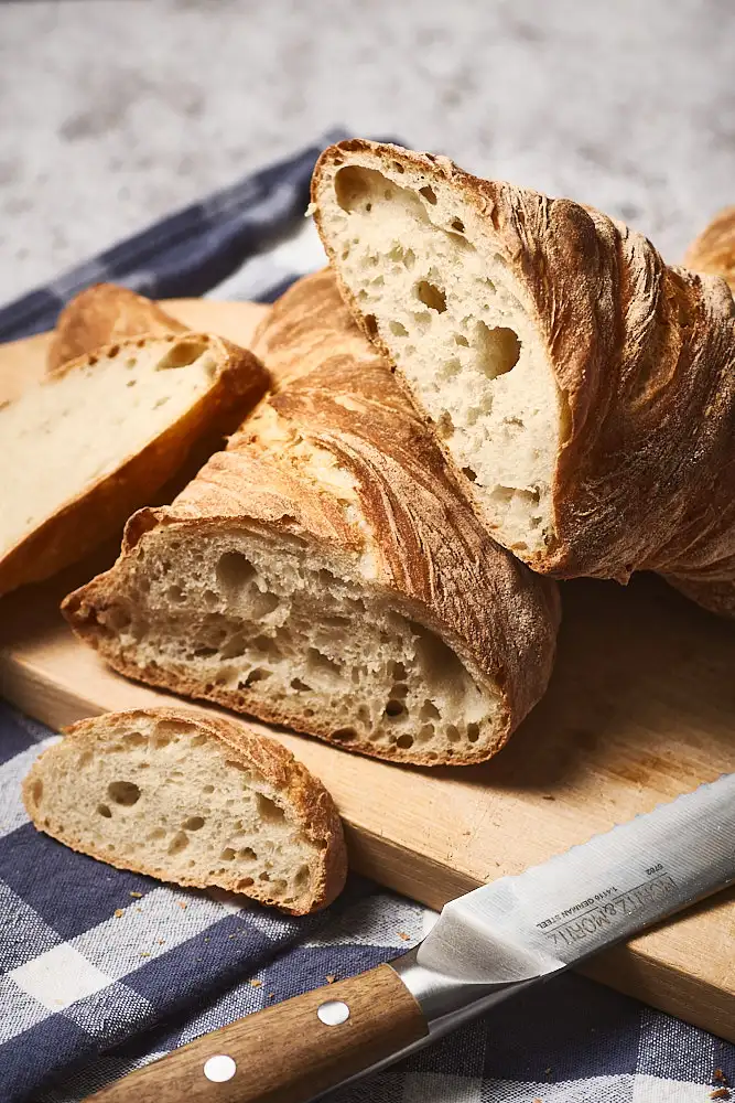 Wurzelbrot Rezept: Martins-Zwirbel hochkant mit sichtbarer Krume und Scheiben