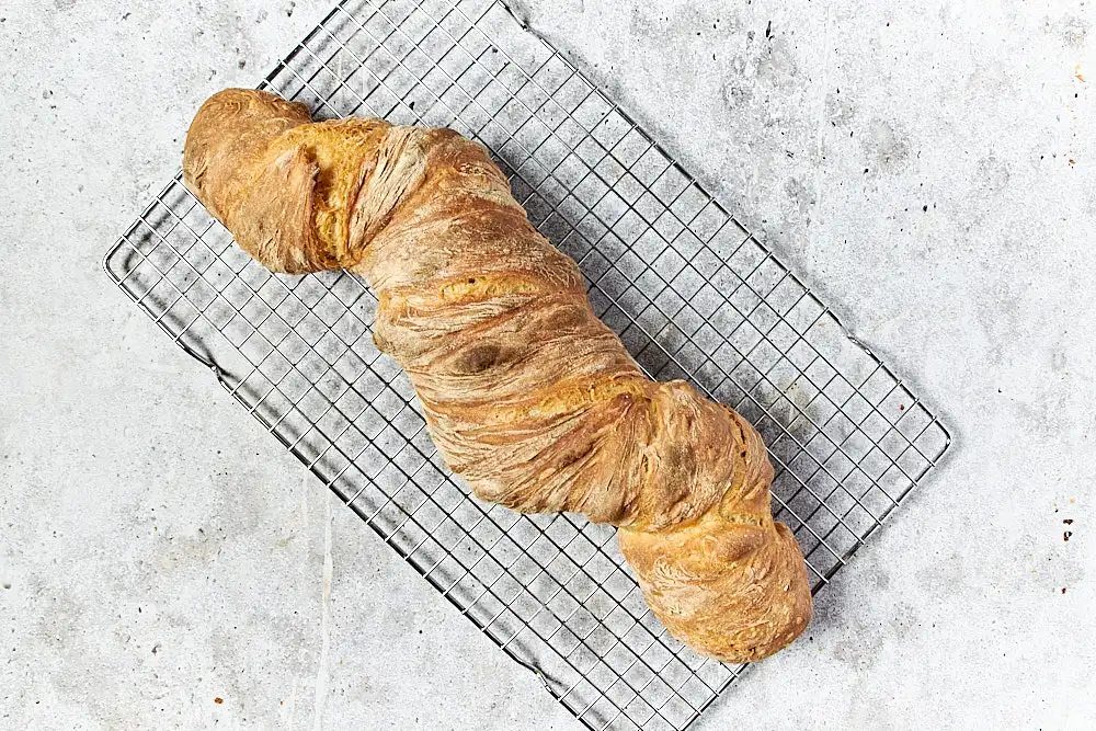 Wurzelbrot Rezept: frisch gebackener Martins-Zwirbel mit Einkornmehl auf dem Abkühlgitter