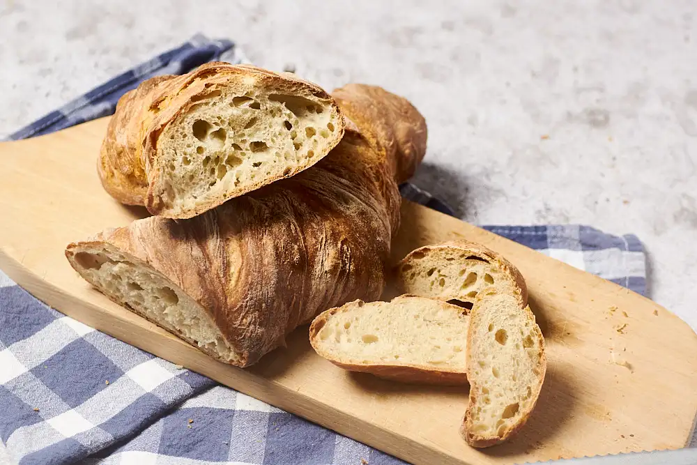 Wurzelbrot Rezept: angeschnittener Martins-Zwirbel mit rustikaler Kruste und luftiger Krume